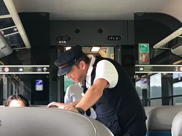 Contrôleur SNCF aidant les passagers